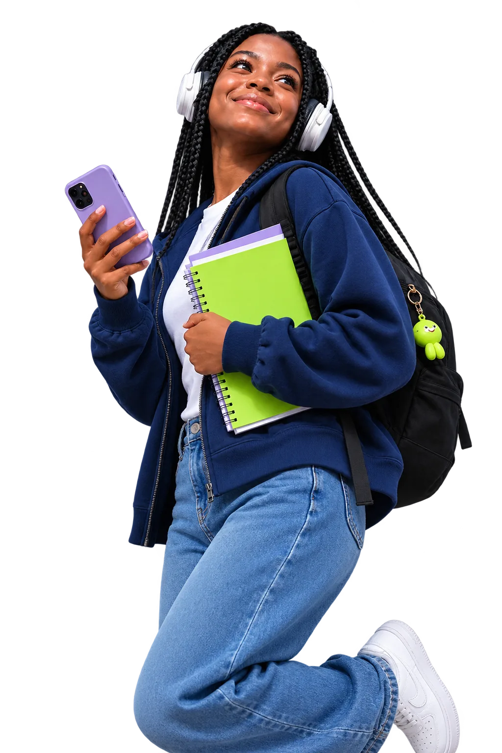 Estudante sorrindo com fones, telemóvel e cadernos